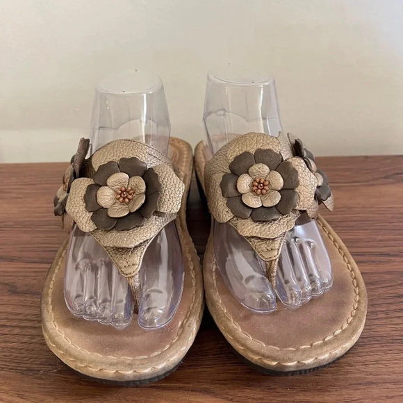 Clark Artisan Sz 9.5 Beaded Floral Metallic Platform Sandals Thongs Boho Femme - Picture 3 of 15